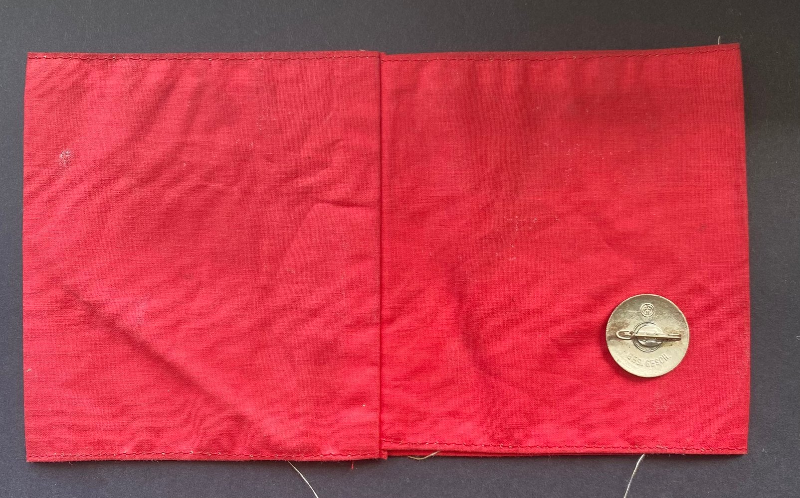Duitse armband met Speld - Tweede Wereldoorlog, Verzamelen, Militaria | Tweede Wereldoorlog, Verzenden, Overige soorten, Duitsland