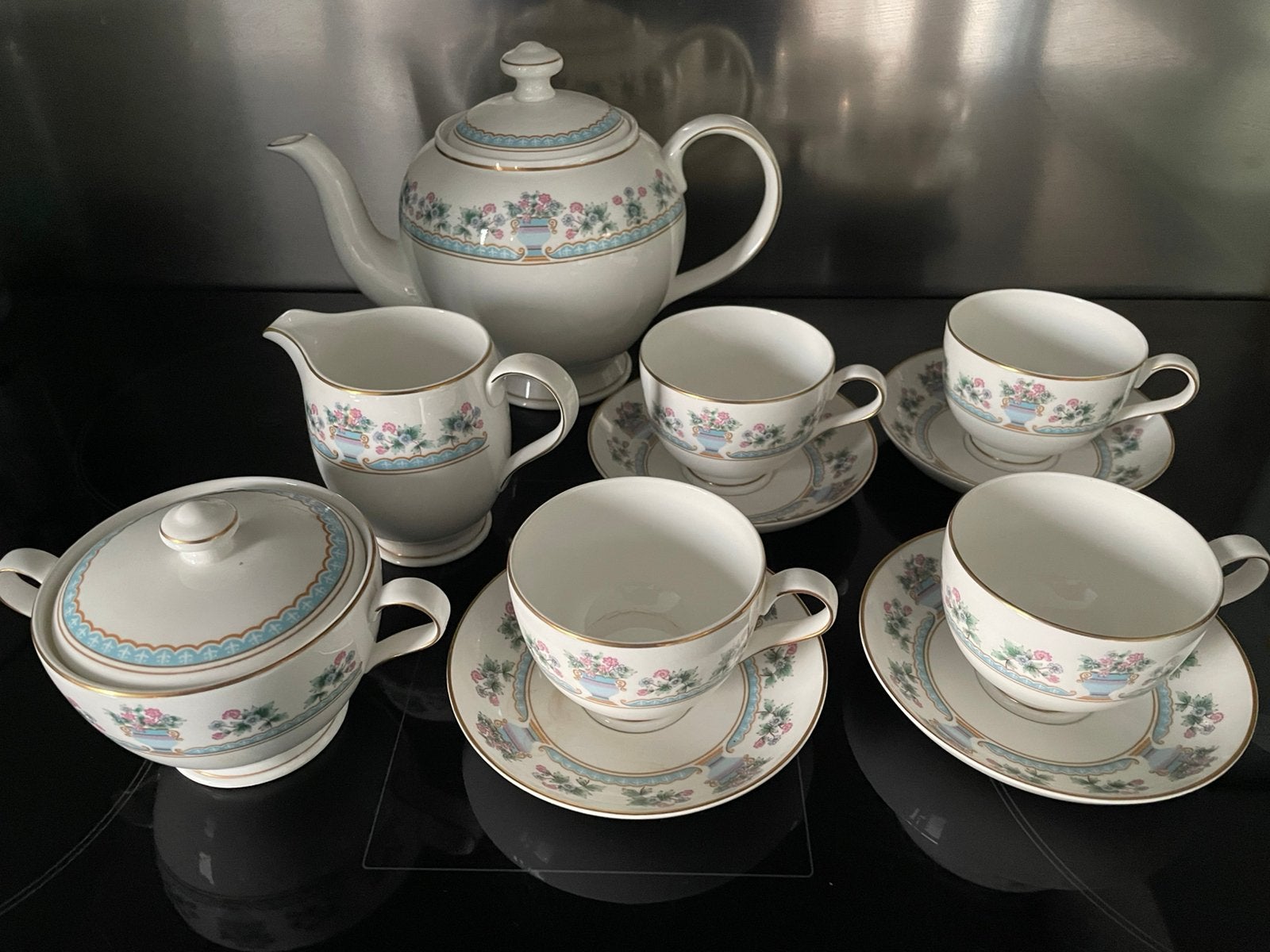 Servies van Royal Canterbury, Ophalen