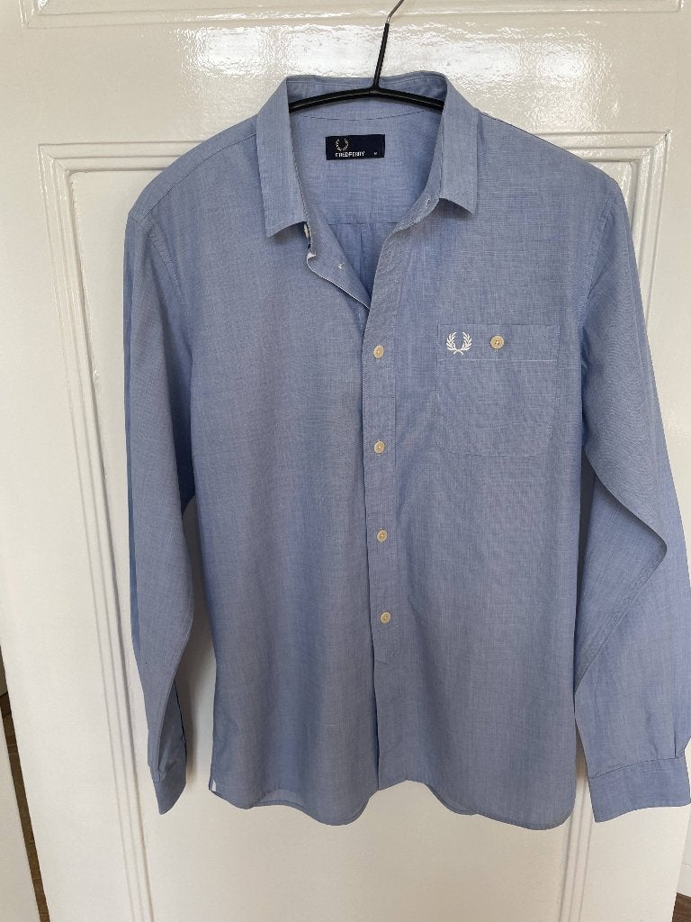 Fred Perry: Zgan lichtblauw overhemd met logo. Maat M, Blauw, Zo goed als nieuw, Fred Perry, Halswijdte 39/40 (M)