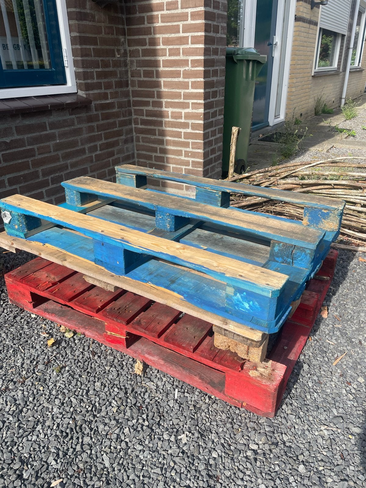 Gekleurde pallets - rood en blauw, Diversen, Rommelmarktspullen, Ophalen of Verzenden, Gebruikt