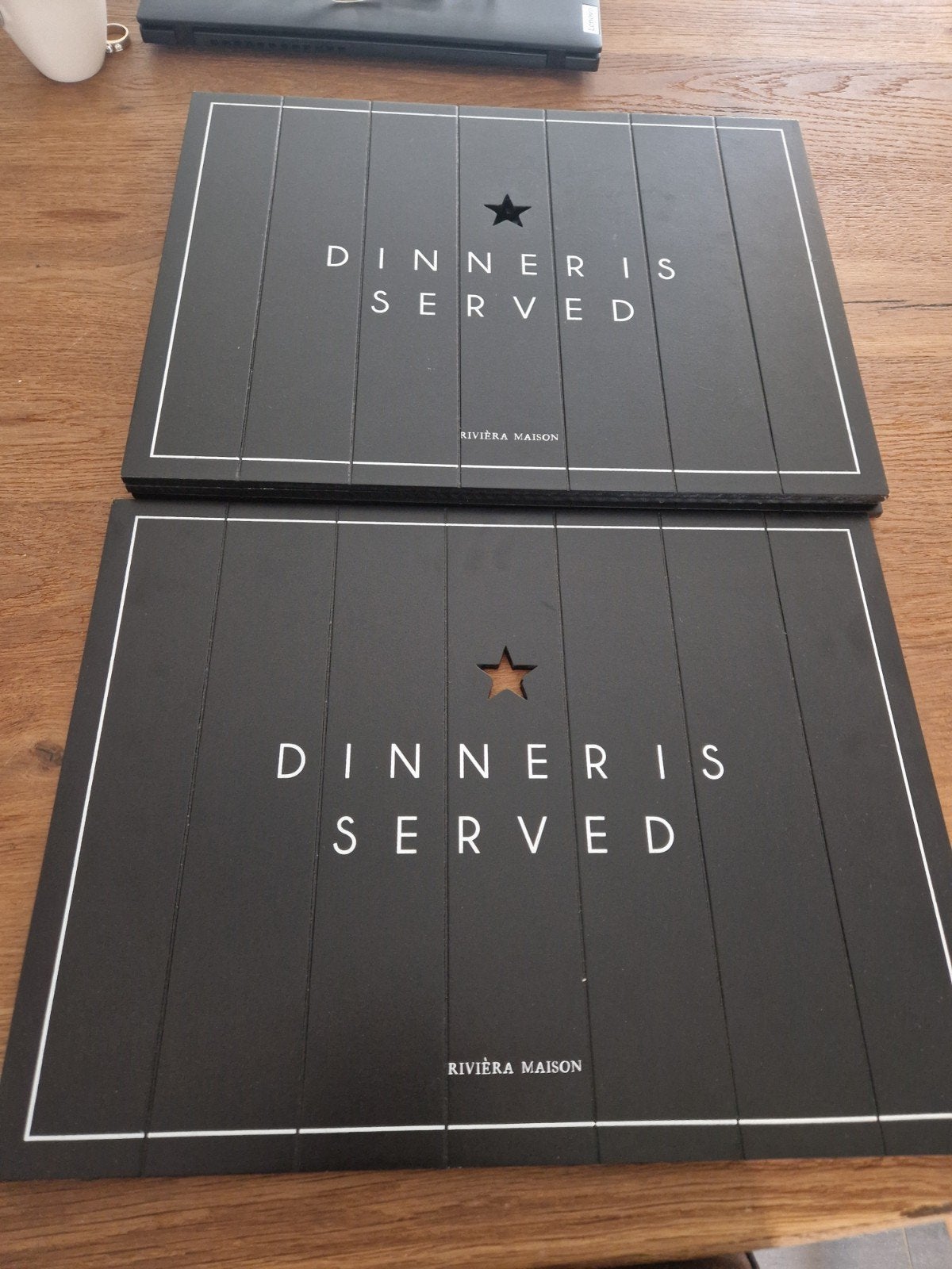 4 Riviera Maison placemats 'Dinner is Served', Huis en Inrichting, Ophalen, Zwart, Overige materialen, Zo goed als nieuw