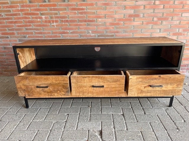 Industriële TV-meubel met 3 laden en open vakken, Huis en Inrichting, Kasten | Ladekasten, Overige houtsoorten, Tv-meubel 150 breed Mangohout/metaal 3 lade showmodel