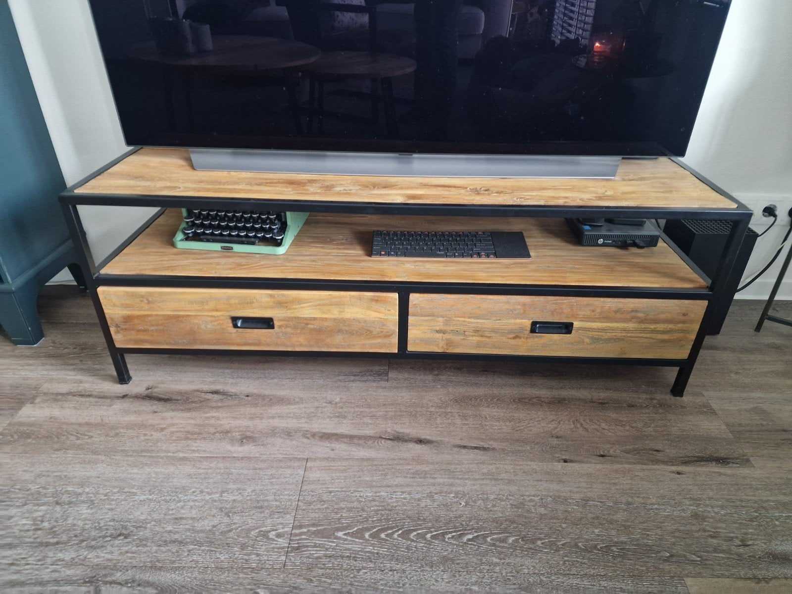 TV-meubel mangohout met zwart metalen frame, Overige houtsoorten, Gebruikt, 100 tot 150 cm, Ophalen of Verzenden