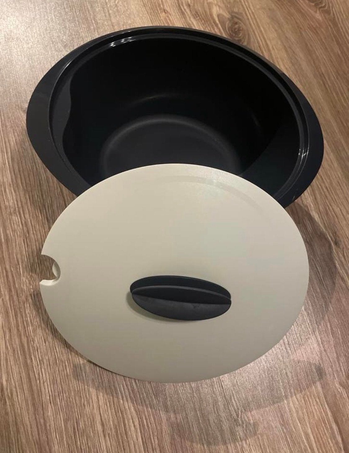 Tupperware Iso Duo Serveerschaal - Zwart/Crème, Huis en Inrichting, Gebruikt, Schaal, Ophalen of Verzenden, Met deksel