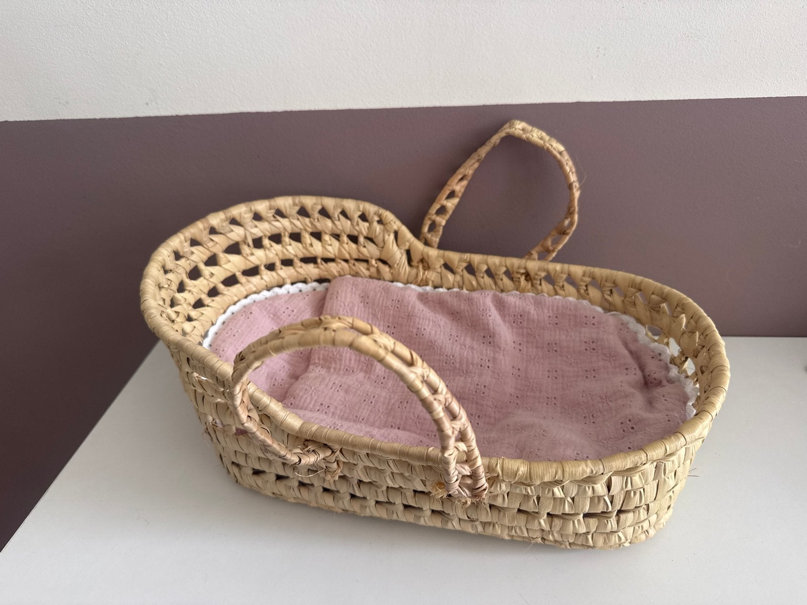 Poppenmandje riet met roze dekentje, Ophalen of Verzenden, Gebruikt, Overige typen