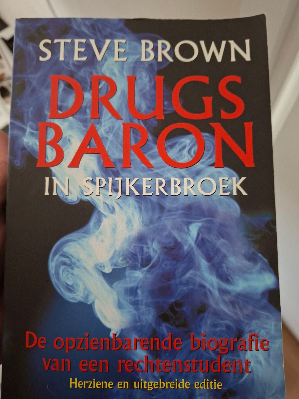Drugsbaron in Spijkerbroek - Steve Brown, Boeken, Ophalen of Verzenden, Gelezen, Steve Brown, Overige