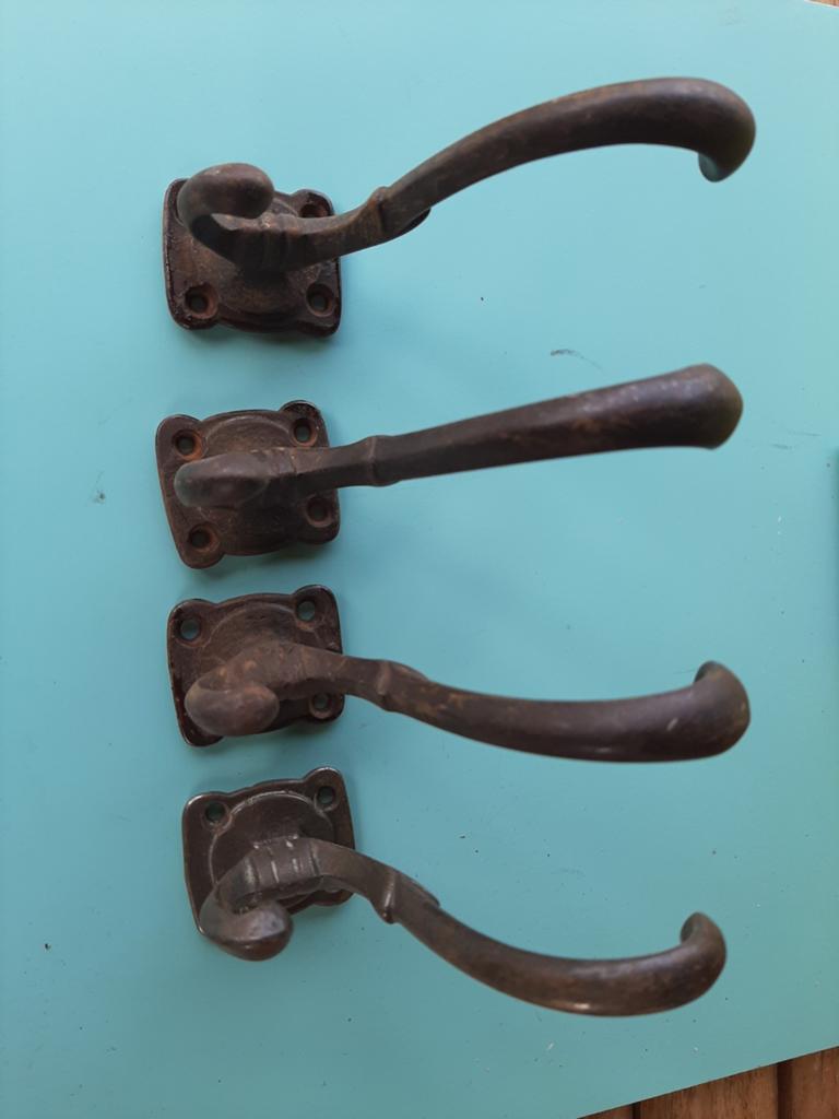 4 oude kapstokhaken, Ophalen of Verzenden