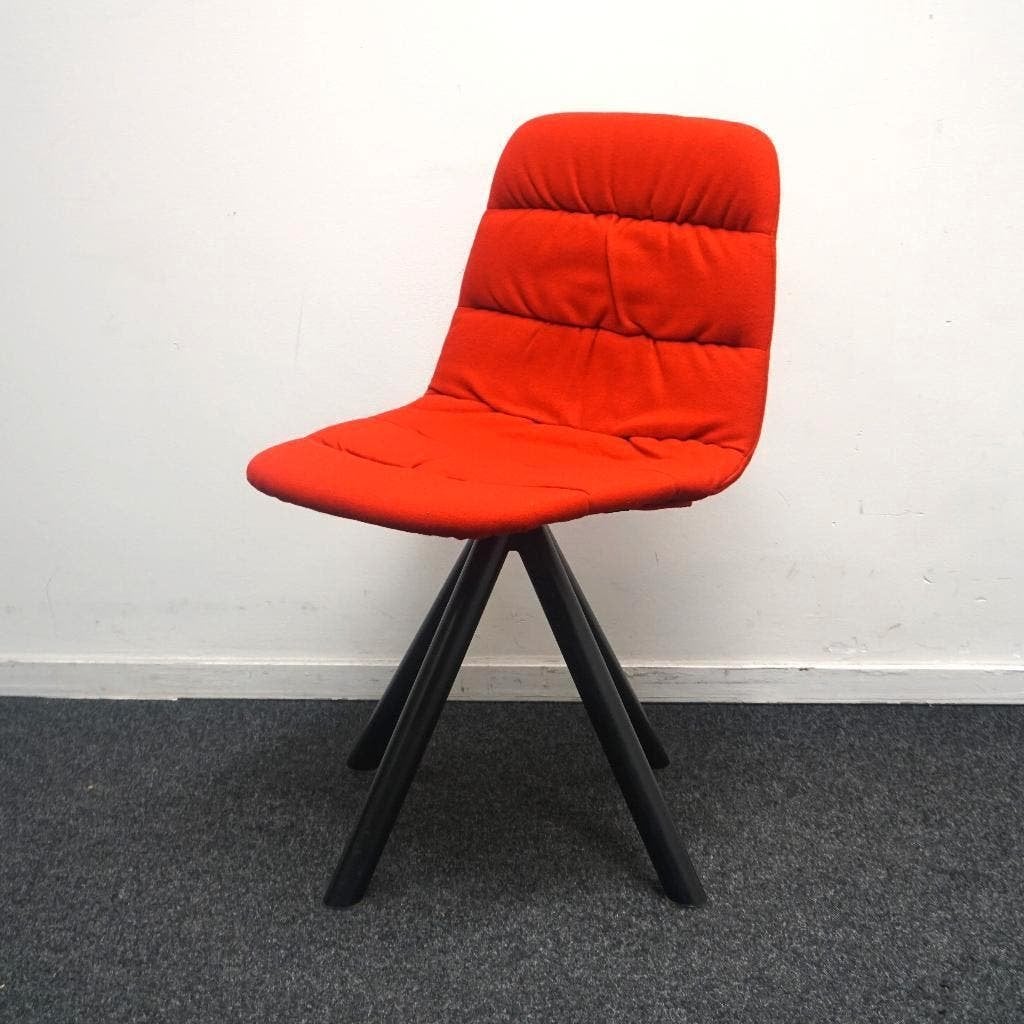 Foto 2 van Viccarbe Maarten Soft Upholstery Design Stoelen | Rood