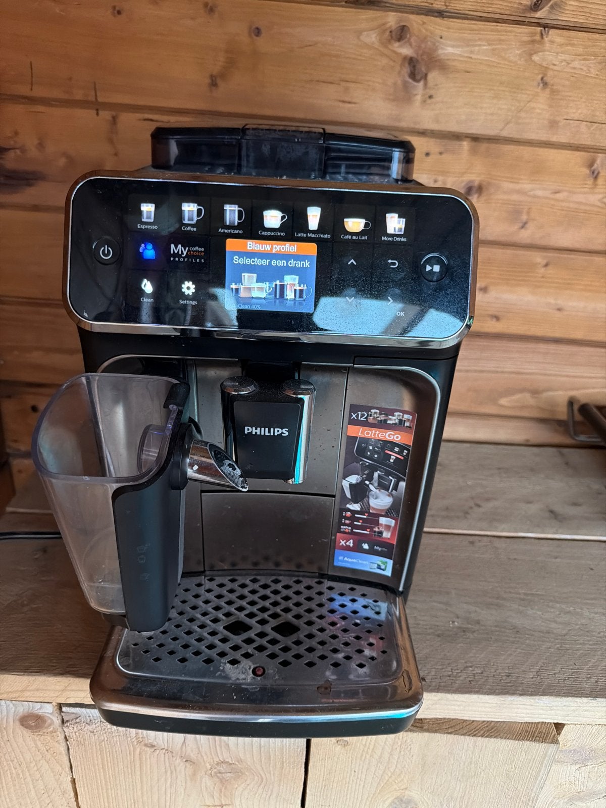 Philips LatteGo series  5400Volautomatische Espressomachine, Witgoed en Apparatuur, Koffiezetapparaten, Ophalen, Afneembaar waterreservoir