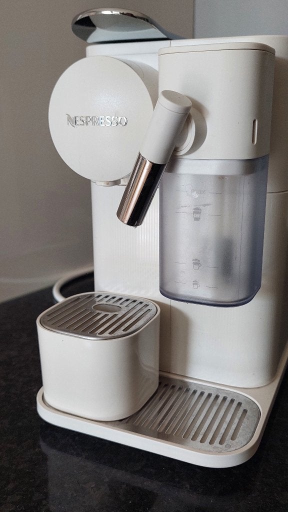 De'Longhi Nespresso Lattissima One EN510.W + gratis cups!, Ophalen, Koffiepads en cups, Koffiemachine, Zo goed als nieuw