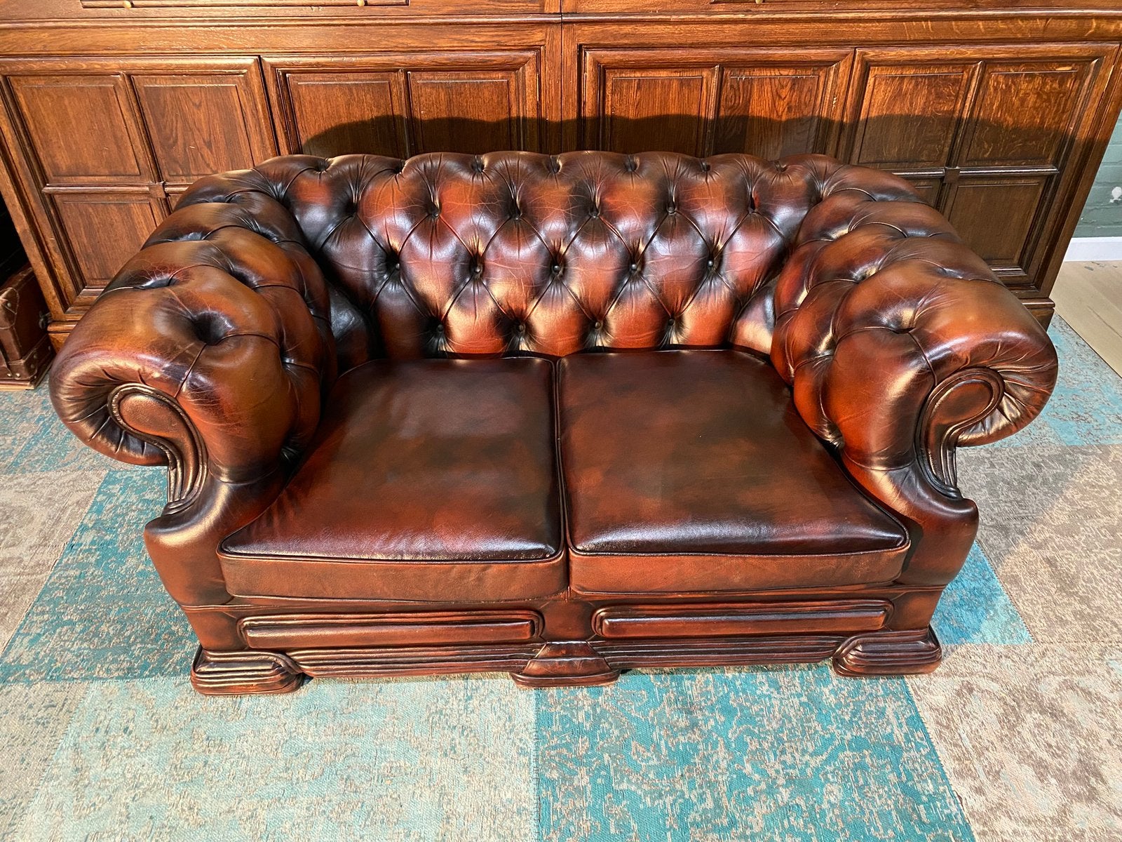 Comacte Engelse Chesterfield bank roodbruin, 125 cm of meer, Leer, Ophalen of Verzenden, Zo goed als nieuw