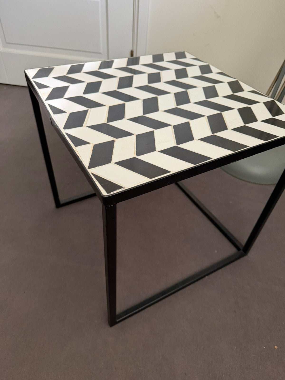 Bijzet tafeltje metaal/keramiek zwart/wit, Minder dan 55 cm, Metaal of Aluminium, Rond, Zo goed als nieuw