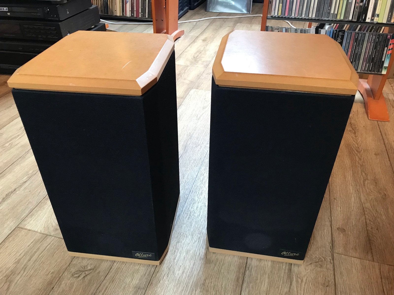 Allure luidsprekers - Mooi geluid en design, Gebruikt, Minder dan 60 watt, Boekenplank luidspreker, Ophalen