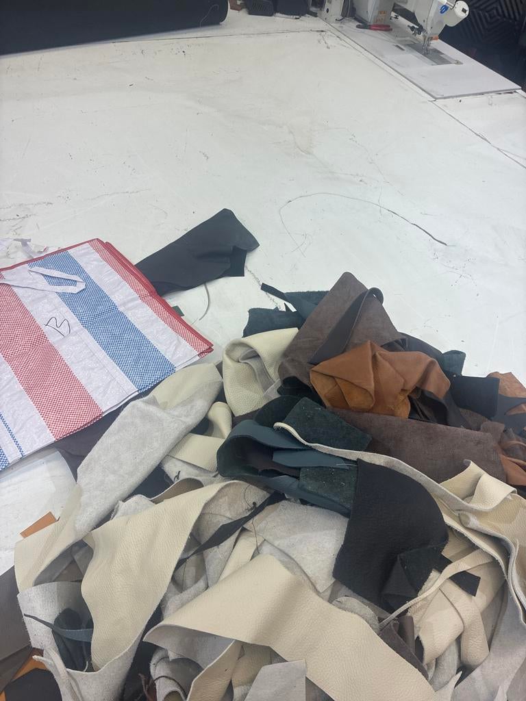 Ruim 14 kg restanten leer - diverse kleuren en maten, Gebruikt, Overige kleuren, Verzenden, Leer of Kunstleer