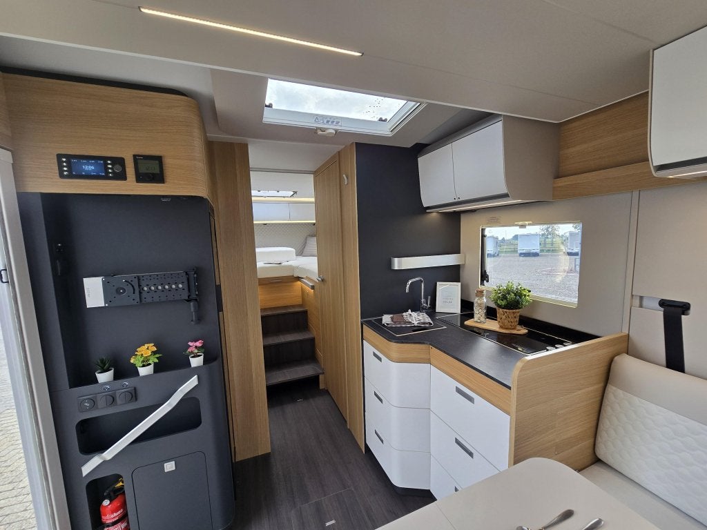 Foto 11 van Adria Matrix Plus 670 DL Nieuw Model 8Traps Automaat 2026