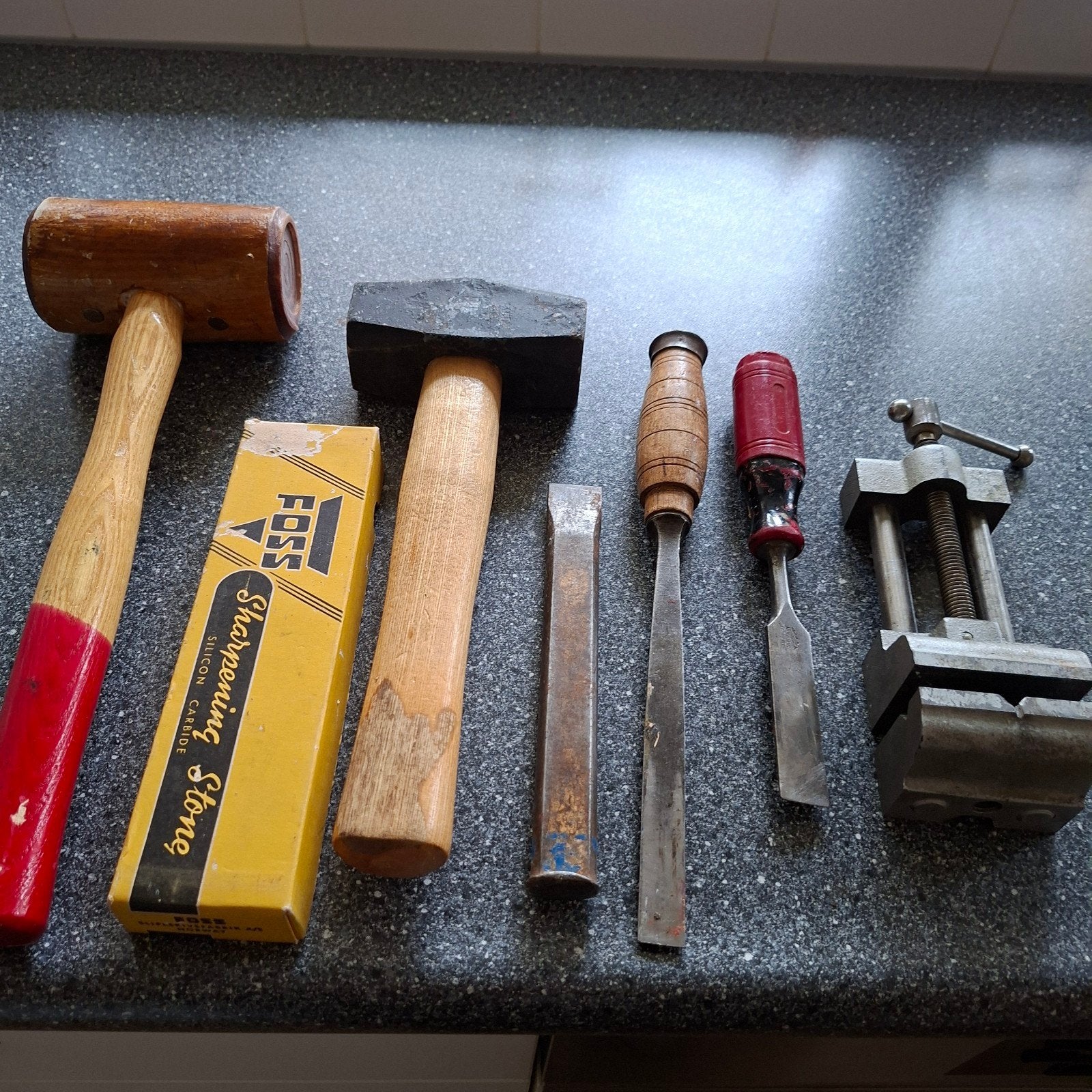 Diverse handgereedschap set: hamers, beitels, bankschroef, Ophalen, Gebruikt, Hamer, Overige merken