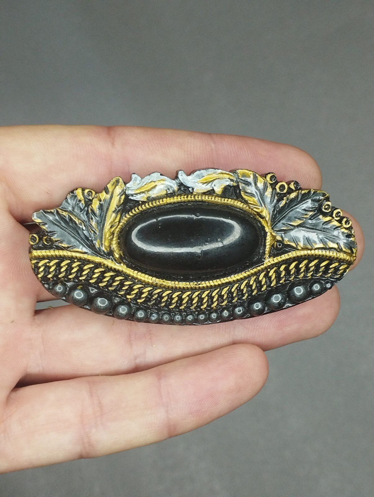 Vintage broche in Victoriaanse stijl, zwart en goud, Ophalen of Verzenden, Zwart, Overige materialen
