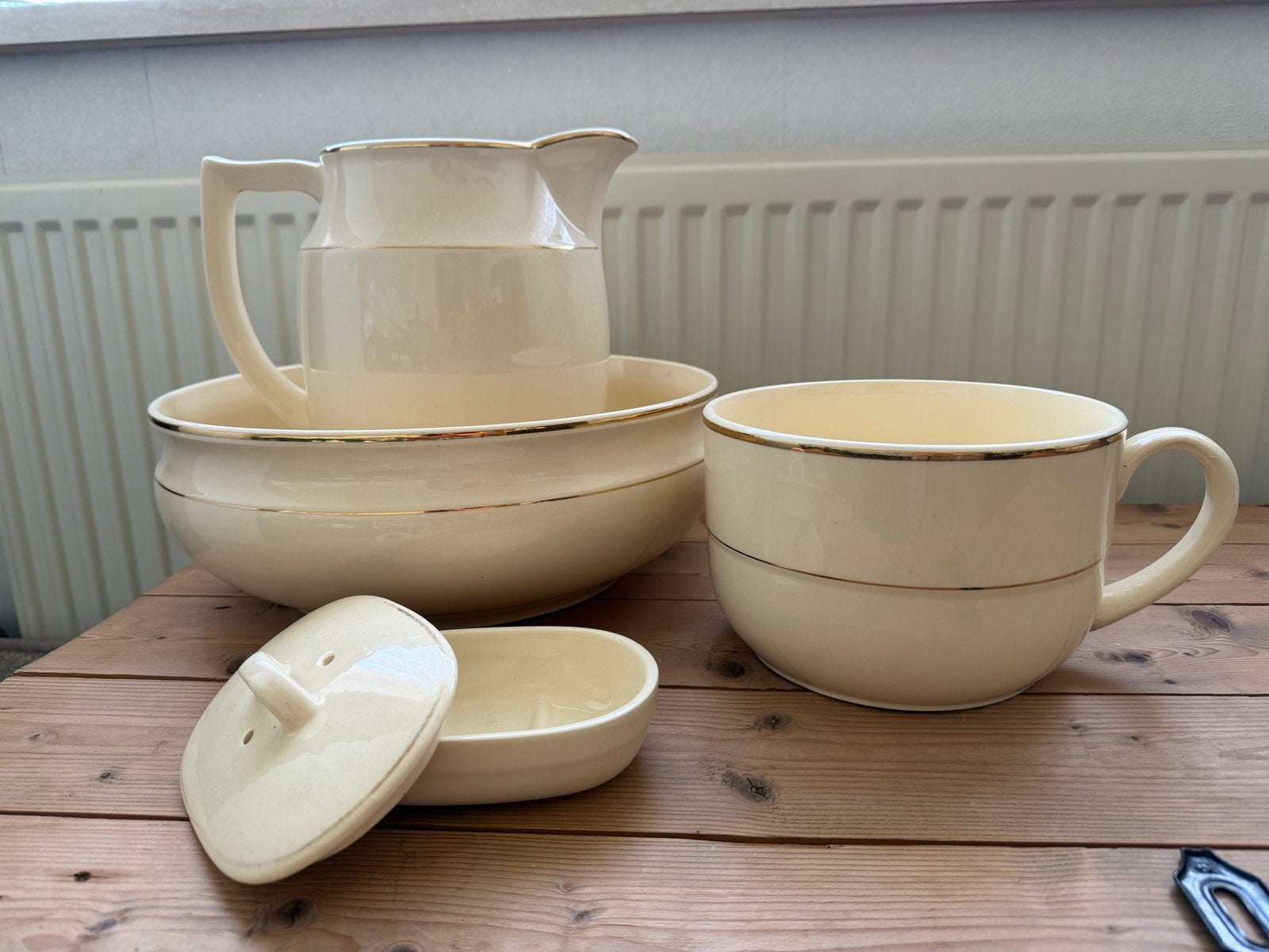 Antieke Wasstel: Kan, Kom, Po en Zeepbakje - Crème met Goud, Antiek en Kunst, Ophalen