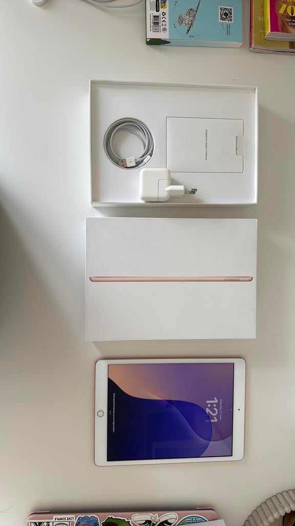 Ipad (7 generatie) + Apple Watch Series 3, 42mm bundel, 10 inch, Rose Goud, Gebruikt, 32 GB