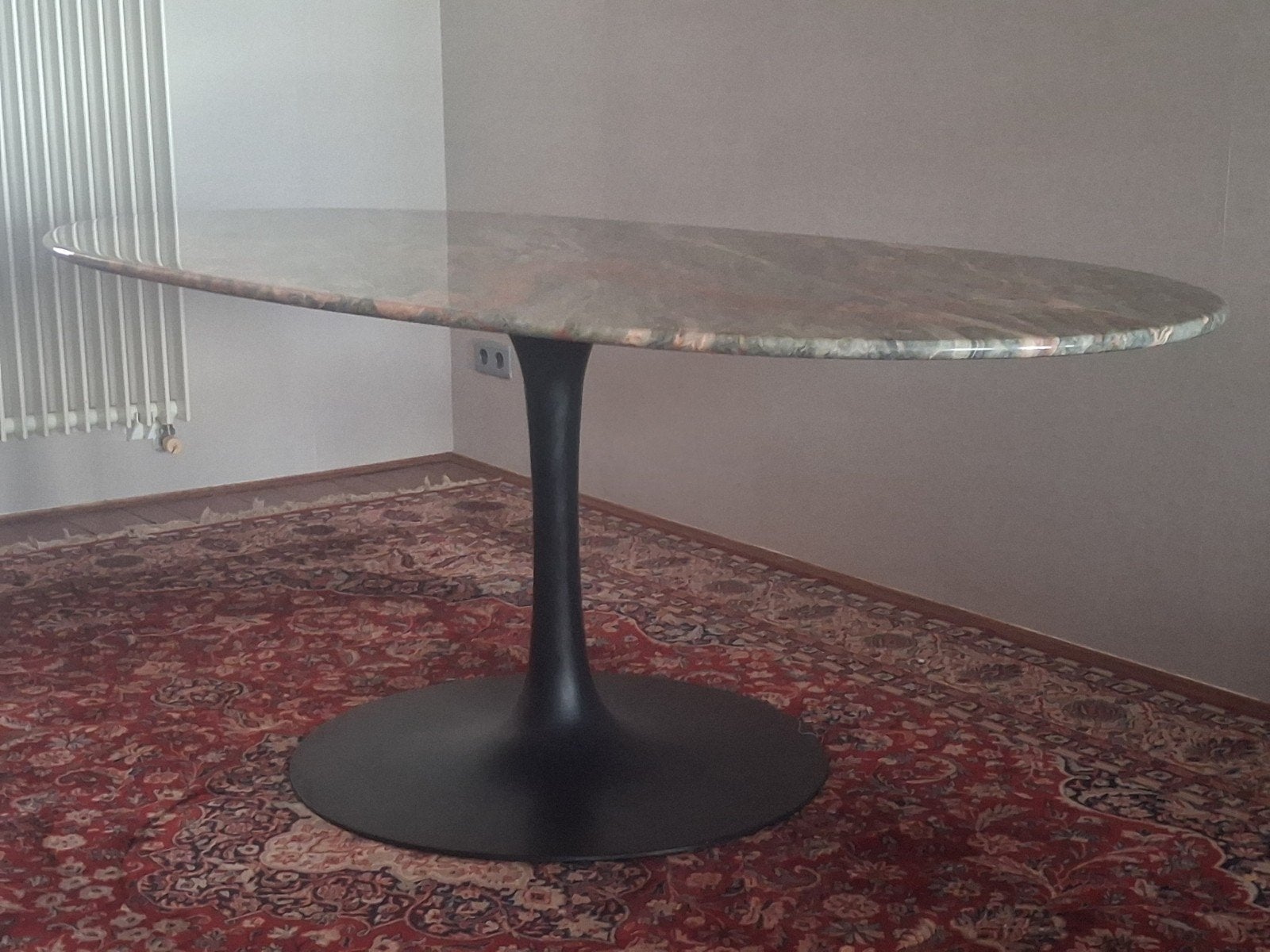 Vintage: Ovalen Tulip eettafel met  Salomémarmer blad, Ophalen, Gebruikt, Overige materialen, 50 tot 100 cm