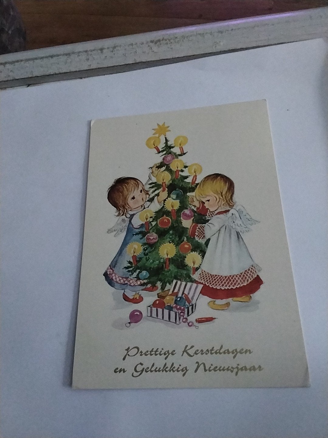 Vintage Kerstkaart: Engeltjes versieren kerstboom, Ophalen of Verzenden, 1940 tot 1960, Gelopen
