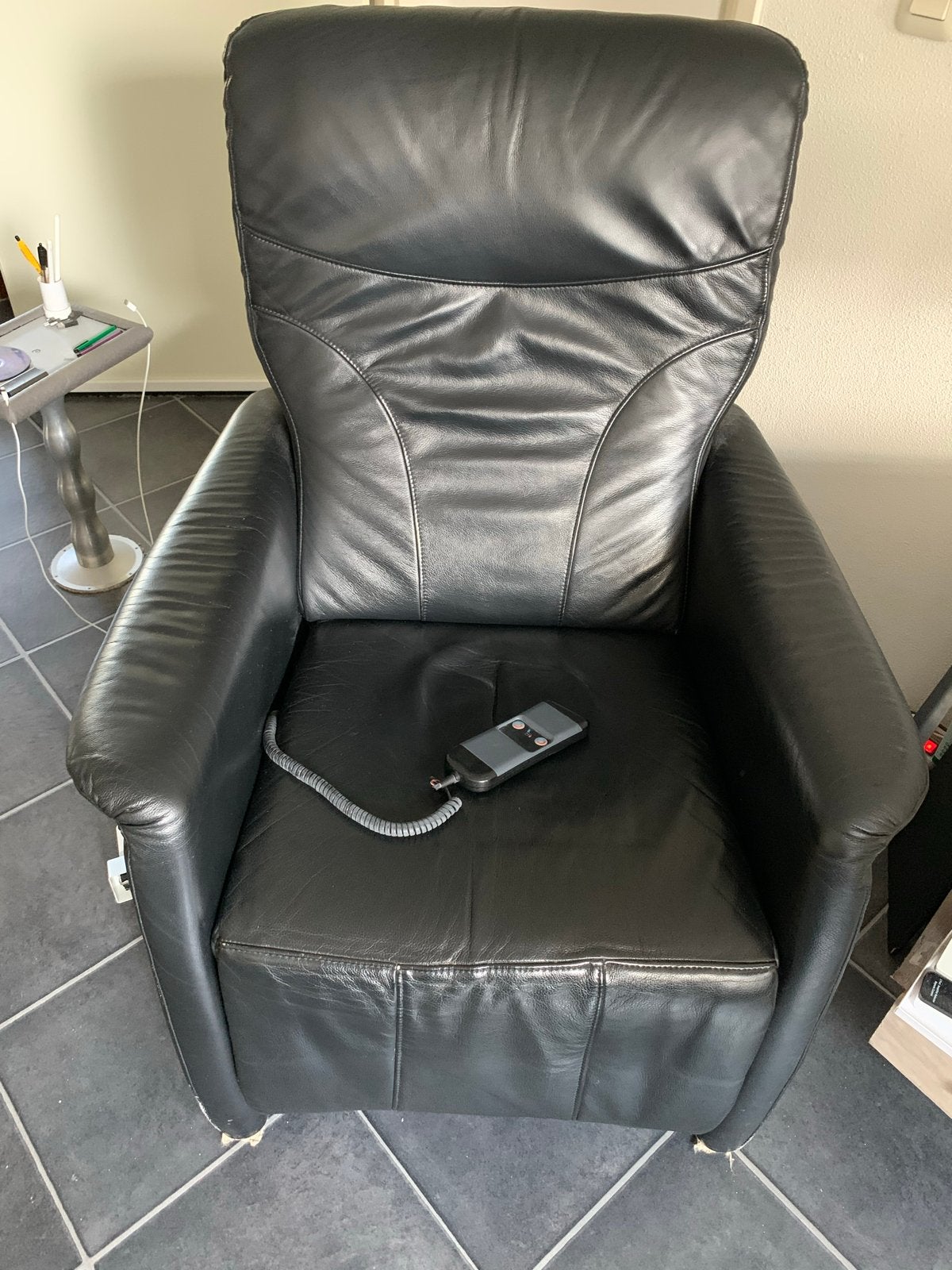 GRATIS: 2 fauteuils (1 relax, 1 gewoon) en vloerkleed, Huis en Inrichting, Ophalen, Gebruikt, Leer, 75 tot 100 cm