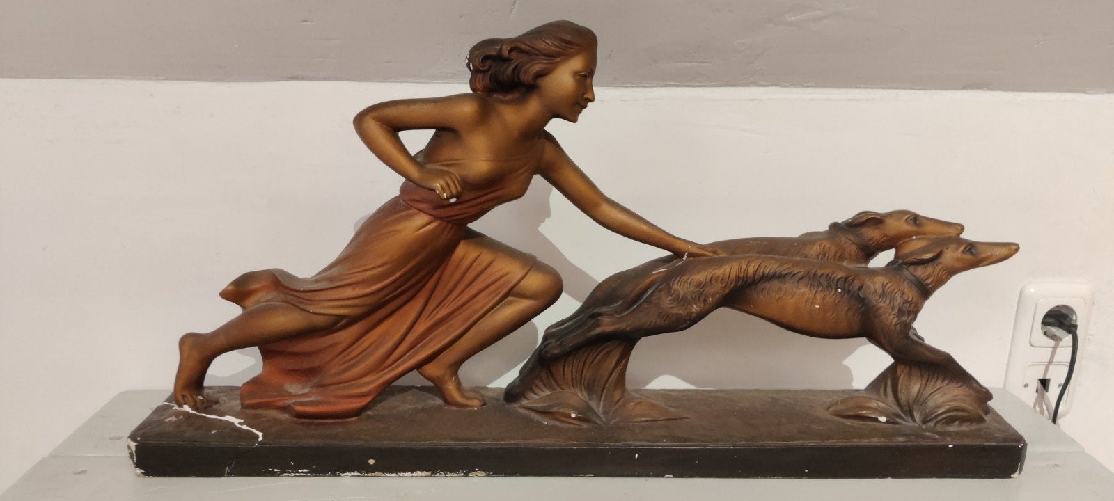 Art Deco Beeld: Vrouw met Windhonden - Bronskleurig, Art deco, Gepatineerd, Beeld, Bruin