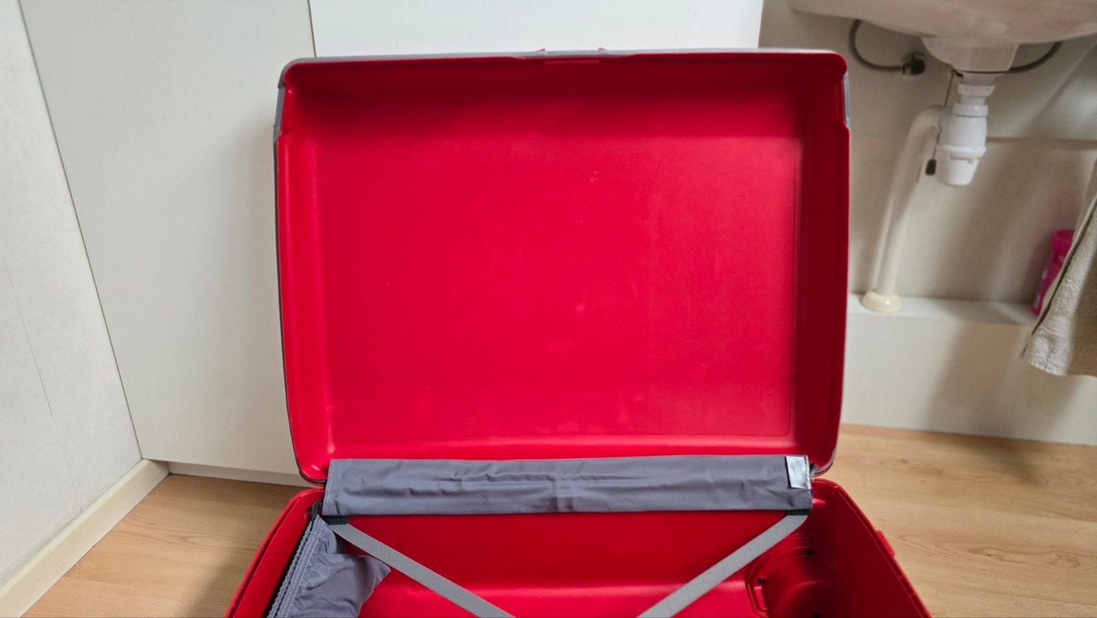 Rode koffer met wieltjes - Ideaal voor reizen, Ophalen, Gebruikt