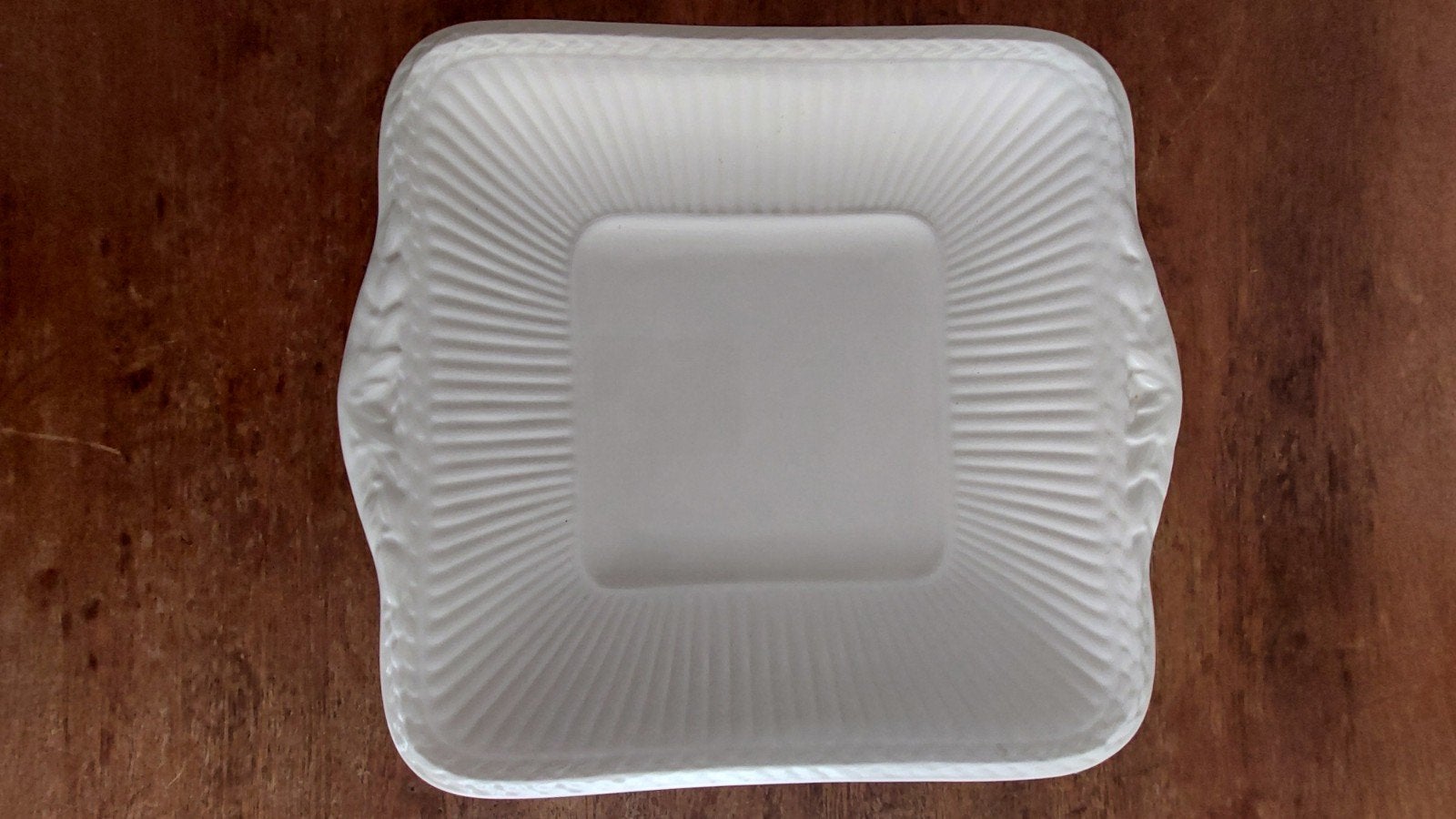 Wedgwood Edme vierkante schaal - Zo goed als nieuw, Porselein of Keramiek, Schaal, Vierkant, Geribbeld