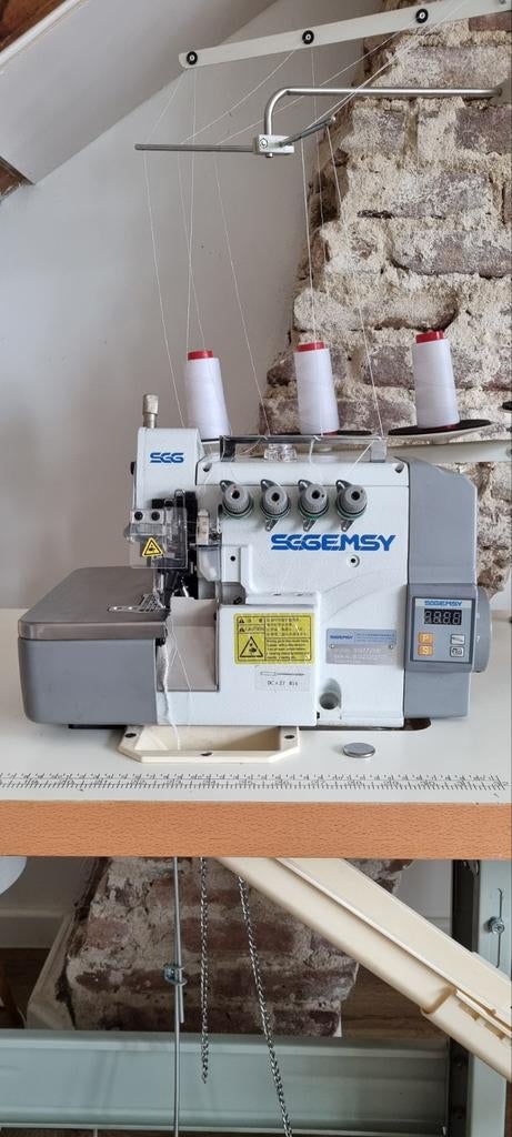 Industriële Lockmachine 5 draden SGGEMSY SGG7725E, Hobby en Vrije tijd, Naaimachines en Toebehoren, Zo goed als nieuw, Lockmachine