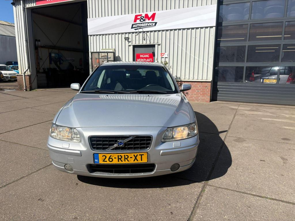 Volvo S60 2.4 Summum Nieuwe koppeling en distributie!, Auto's, Volvo, Voorwielaandrijving, Gebruikt, Zwart, S60