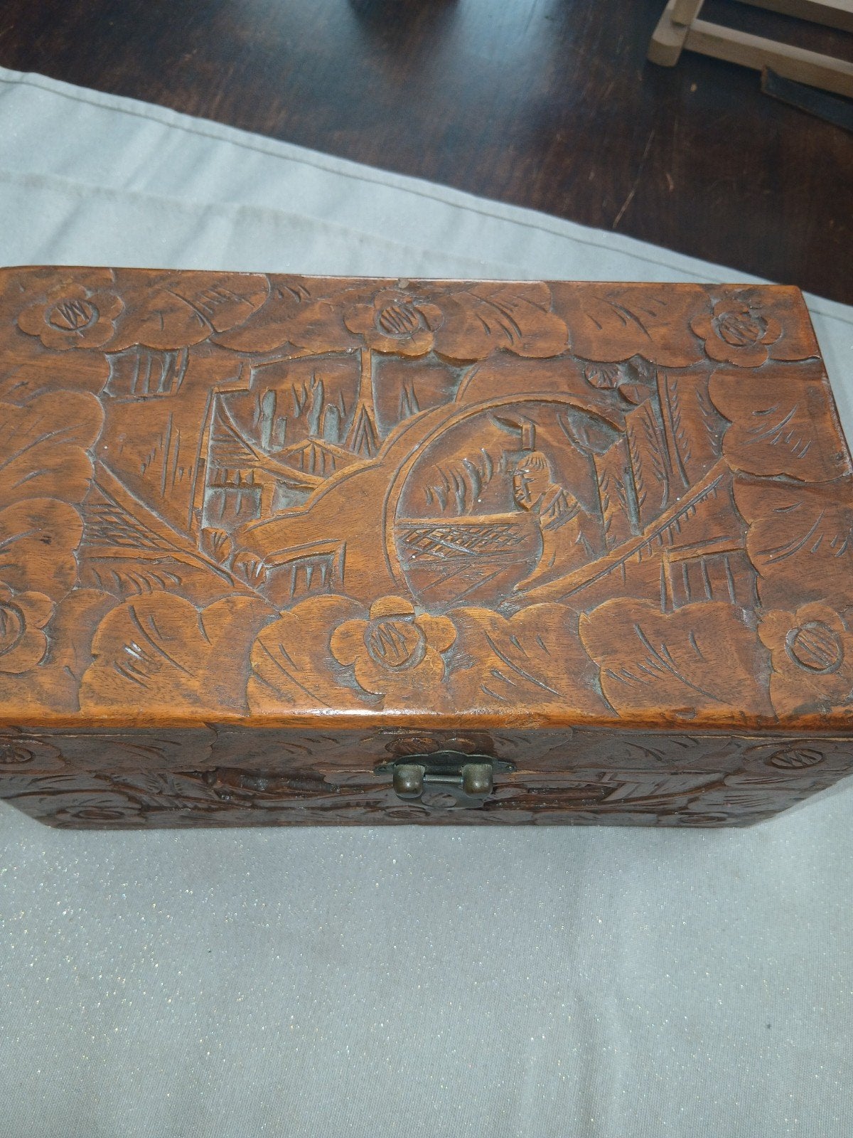 Antieke handgesneden houten kist met messing sluiting, Ophalen of Verzenden