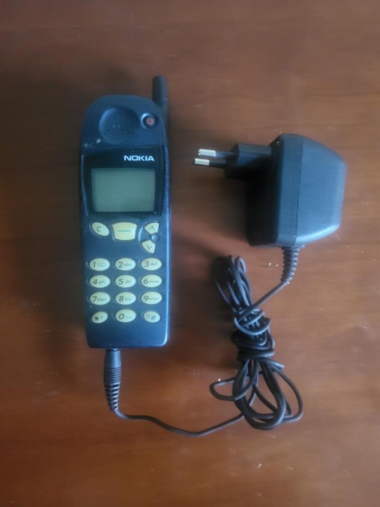 Nokia 5110 mobiele telefoon (vintage) met adapter, Telecommunicatie, Mobiele telefoons | Nokia, Gebruikt, Geen camera, Zwart, Fysiek toetsenbord