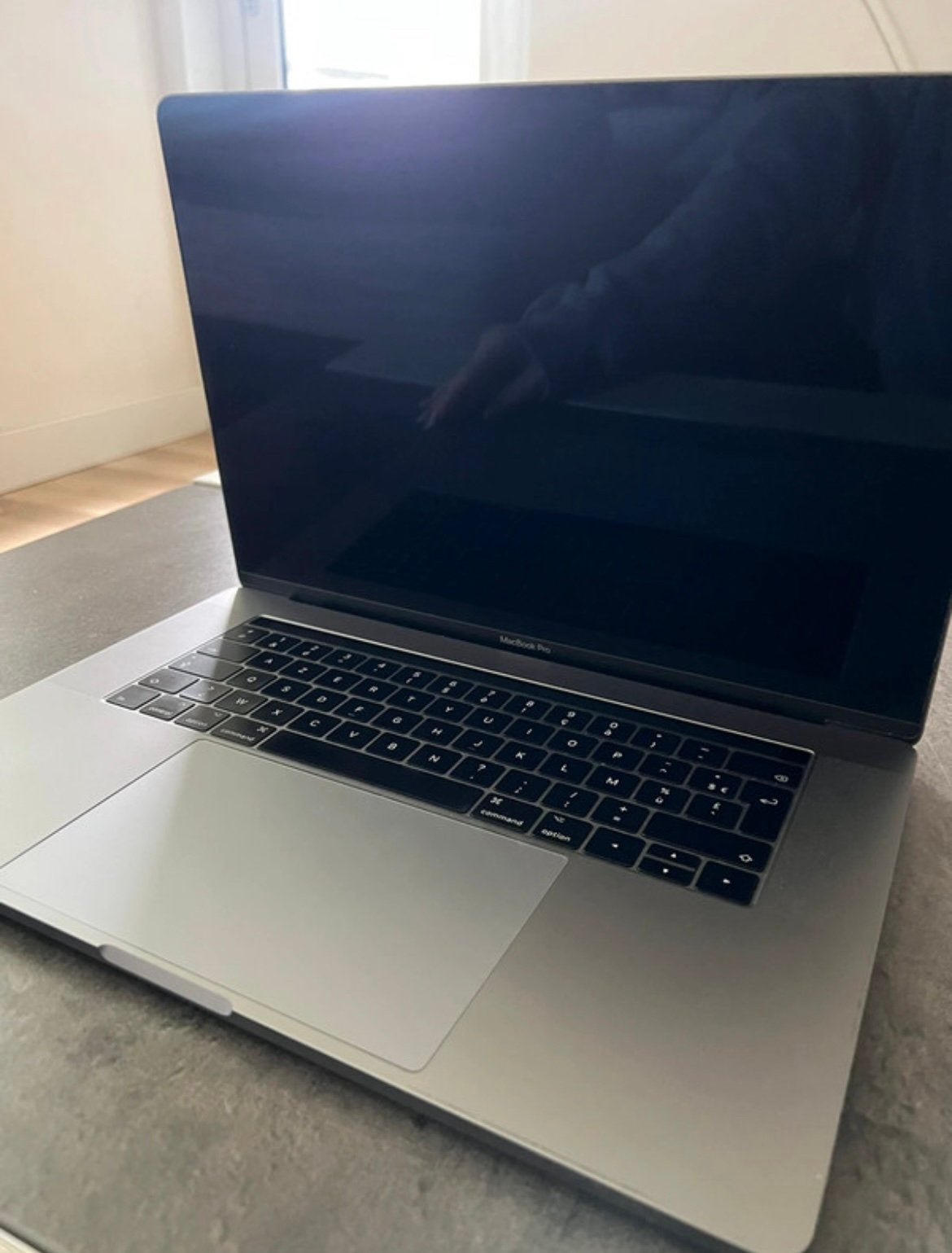 Foto 3 van Apple MacBookPro15"i7512GBSpaceGray Touch Bar/Parts / Repair