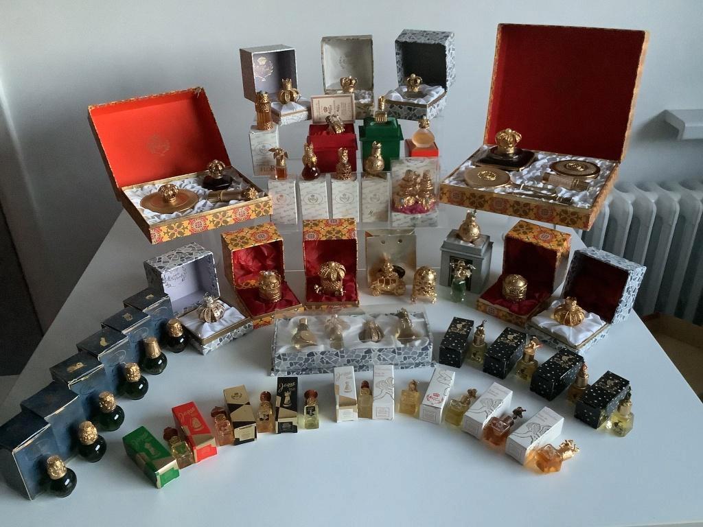 Bijzondere collectie vintage Myrna Pons parfumflesjes, Ophalen of Verzenden, Zo goed als nieuw, Parfumfles, Gevuld