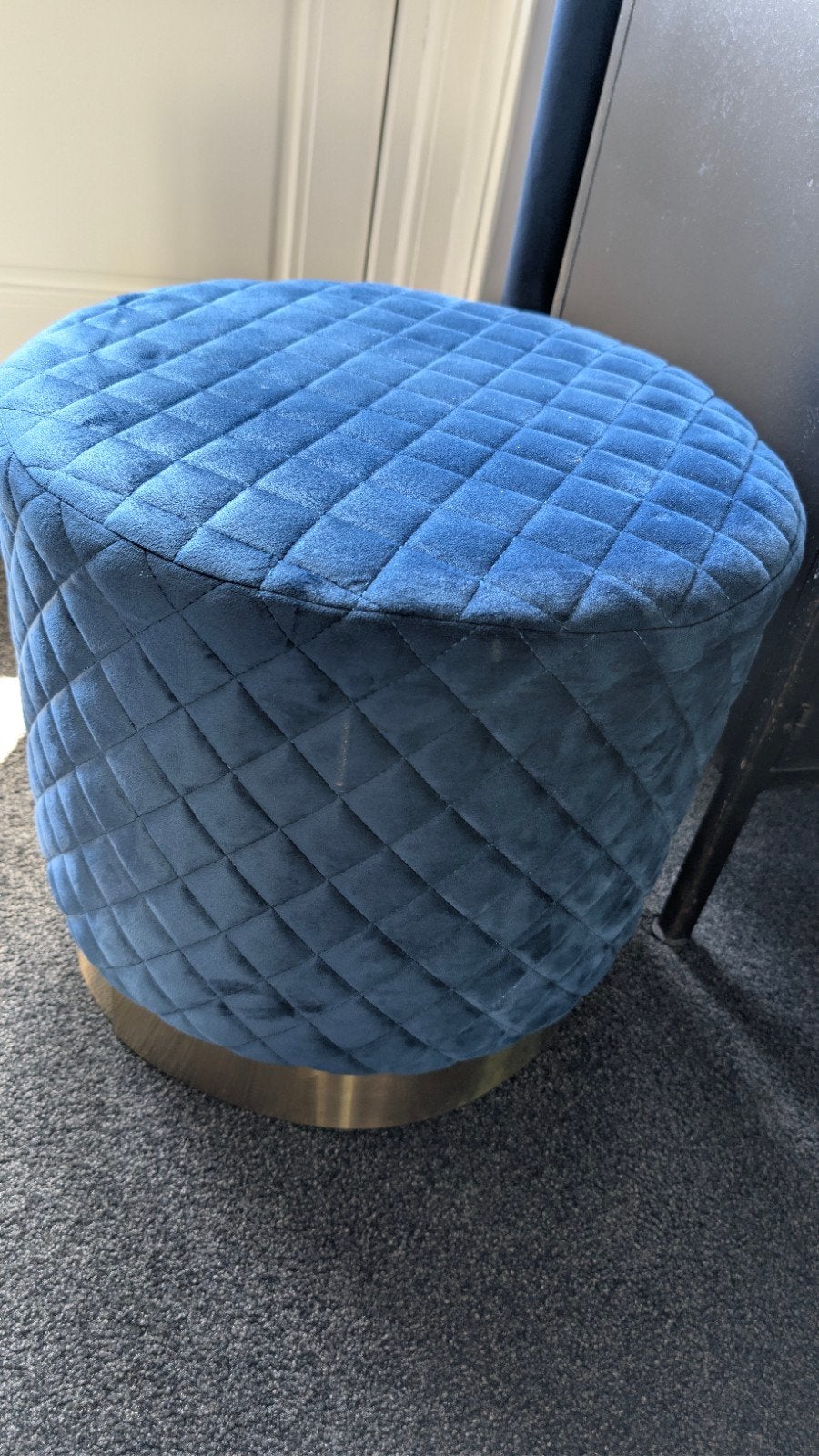 Blauwe fluwelen poef met gouden rand Loods 5, Huis en Inrichting, Banken | Voetenbanken en Poefen, Ophalen, Minder dan 50 cm, Modern, Glamour, Chique