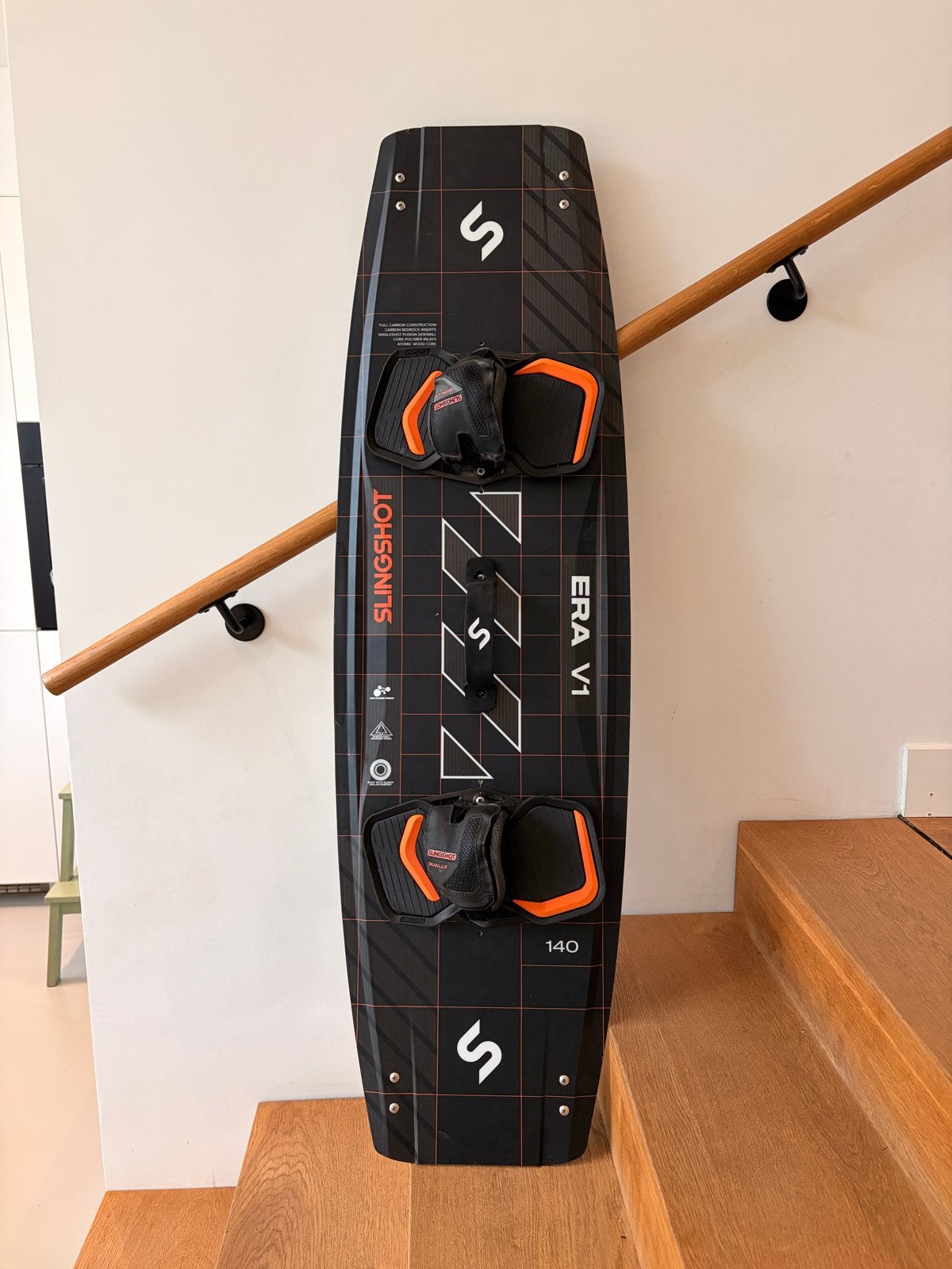 Slingshot Era V1 140 Twintip Kiteboard met Dually v7 straps, Ophalen of Verzenden, Gebruikt, Overige typen, Met vinnen