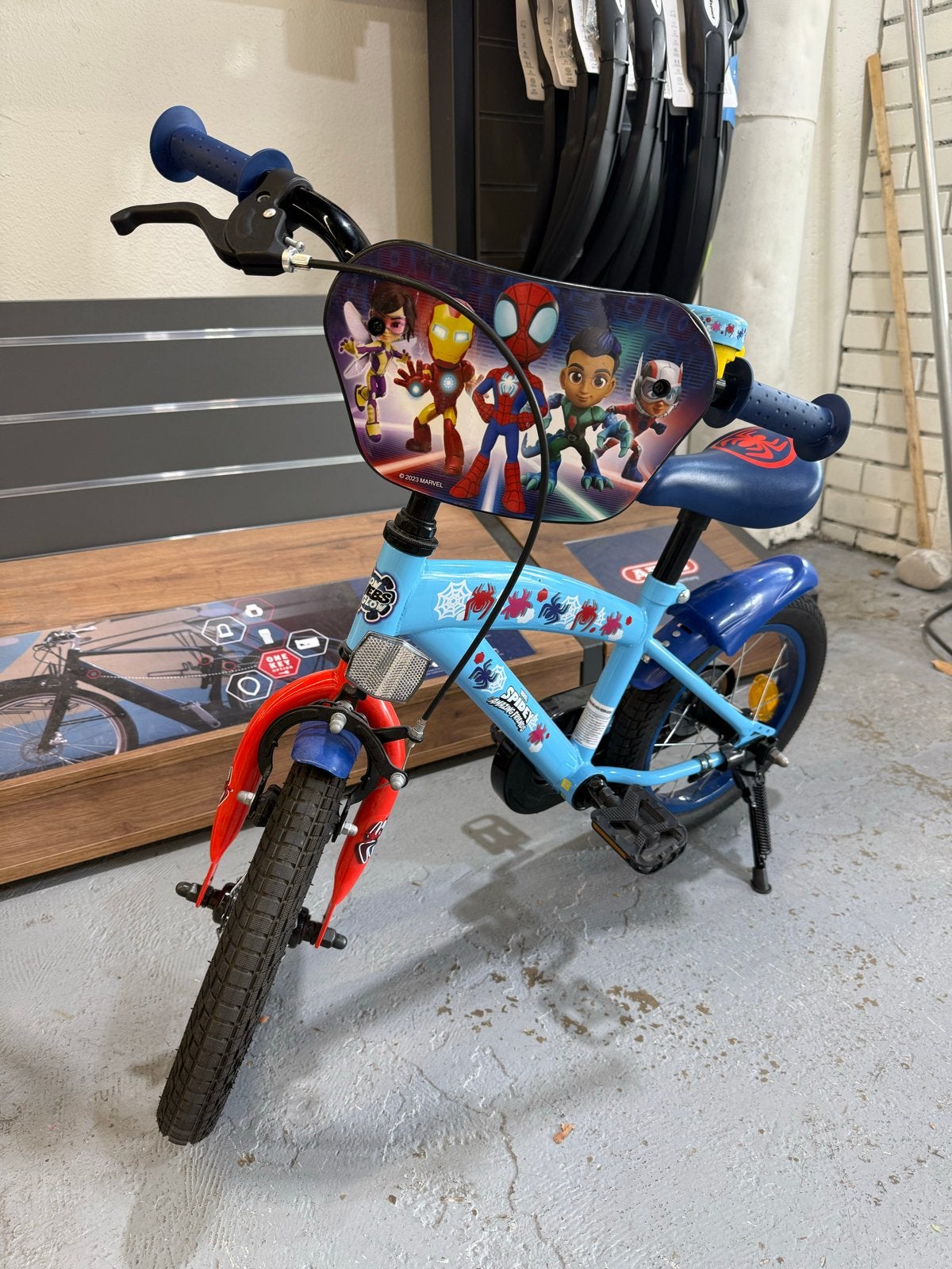 14 inch kinderfiets met standaard, zijwielen en bel - Spidey, Fietsen en Brommers, Fietsen | Kinderfietsjes, Gebruikt, Minder dan 16 inch