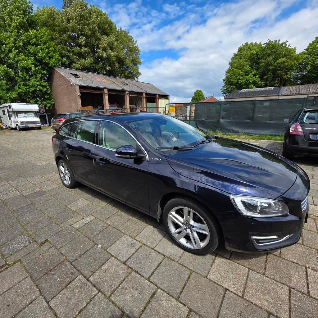 Volvo V60 D6 Twin Engine 288pk Geartronic AWD Plug In Hybrid, Automaat, 1800 kg, Blauw, Vierwielaandrijving