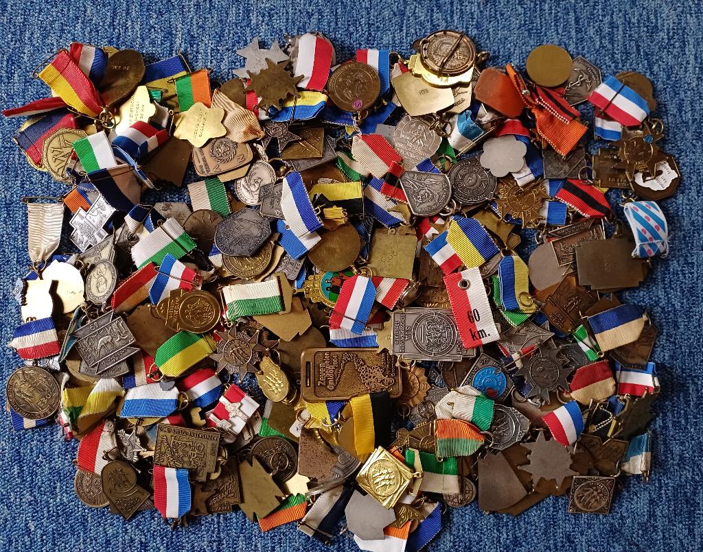 Partij medailles 2,5 kg Ook los of deels te koop Carnaval, Ophalen of Verzenden, Overige materialen
