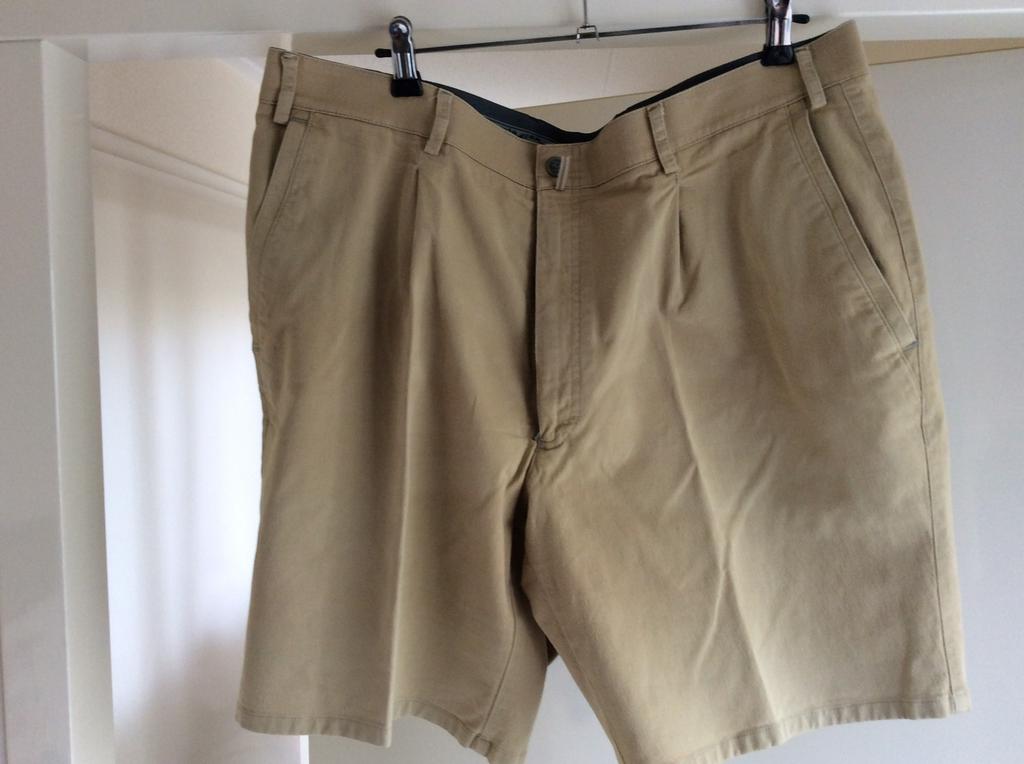Mooie korte broek, Ophalen of Verzenden, Zo goed als nieuw, Geel
