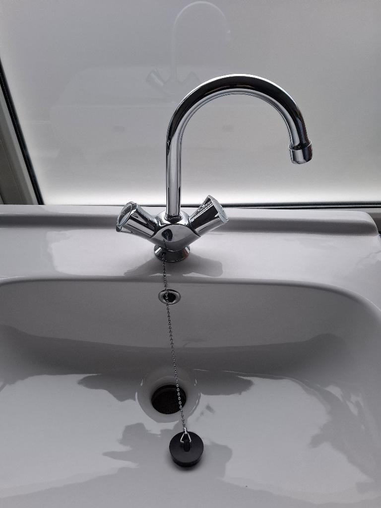 wastafel met kraan sifon en buis naar de grond, Ophalen, Zo goed als nieuw, Wastafel