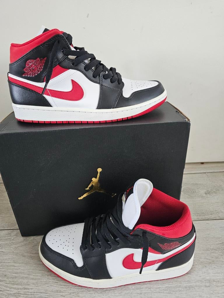 Air Jordan 1 MID maat 9,5, Ophalen of Verzenden, Zo goed als nieuw, Schoenen