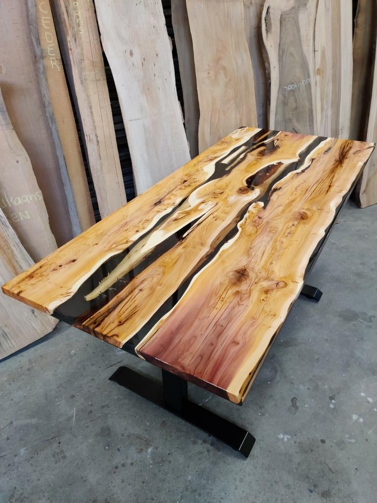 Foto 7 van Taxus houten tafel met epoxy op maat gemaakt.