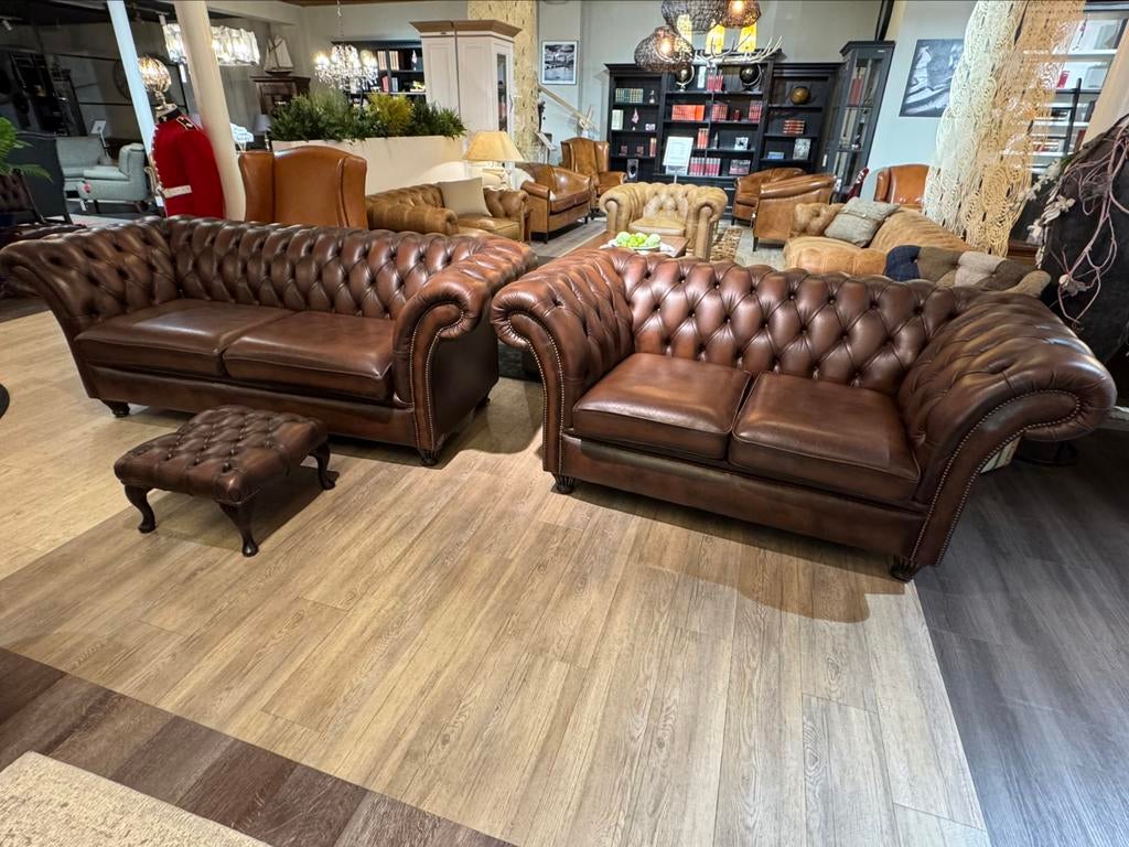 ENGELSE CHESTERFIELD 3+2+POEF SPRINGVALE Herne Bay bruin, Huis en Inrichting, Banken | Bankstellen, Ophalen of Verzenden, Zo goed als nieuw