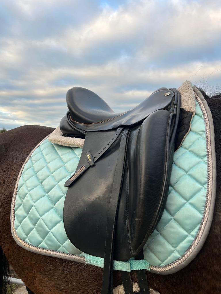 Euroriding Luxor zadel 17,5 inch., Dieren en Toebehoren, Paarden en Pony's | Zadels, Ophalen, Gebruikt, Dressuur