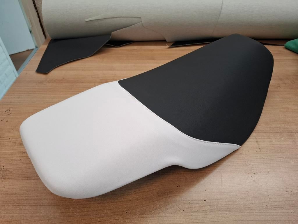 Zadel voor Peugeot Speedfight 1 + 2 - kleuren vrij te kiezen, Fietsen en Brommers, Brommeronderdelen | Scooters, Nieuw, Ophalen of Verzenden