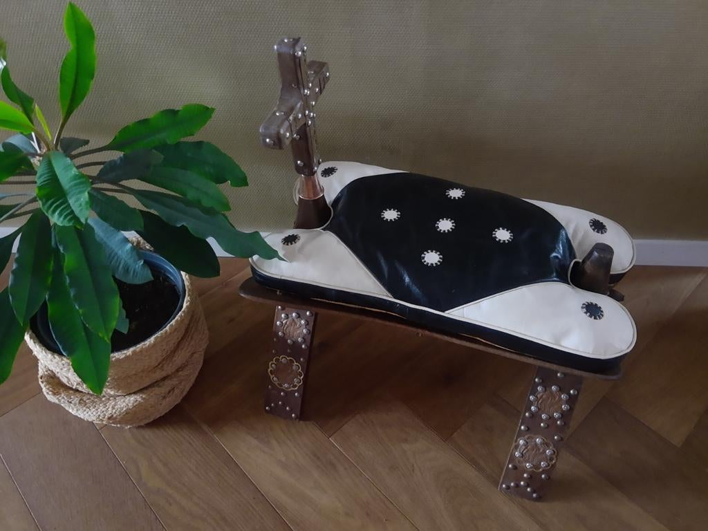 Geweldig vintage hout leer metalen kamelenbankje, Ophalen of Verzenden, Zo goed als nieuw, Hout