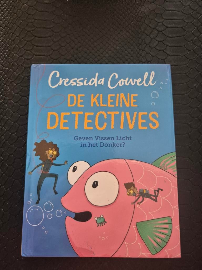 De kleine detectives, Ophalen of Verzenden, Zo goed als nieuw, Cressida Cowell