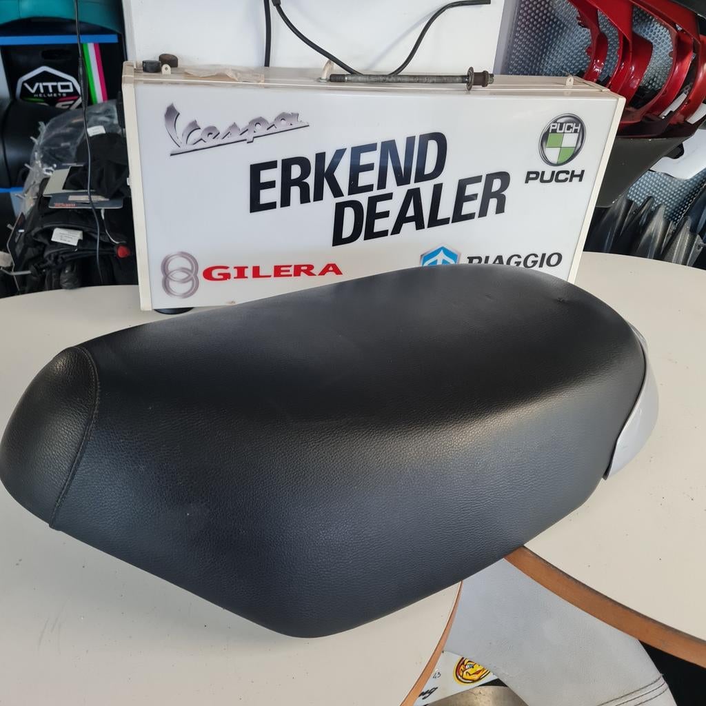 Aprilia amico buddyseat zadel nette staat zilver grijs, Fietsen en Brommers, Brommeronderdelen | Scooters, Gebruikt, Aprilia, Zadel